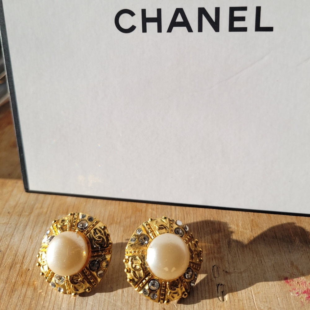 Chanel Vintage Clip Earrings - Picture 2 of 3